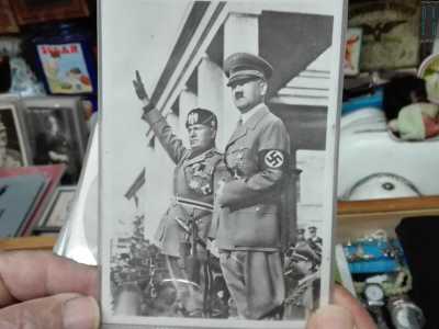 ...in una foto il Fuhrer � ritratto con Mussolini...
